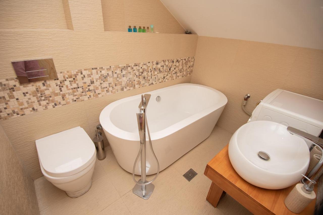 Luxury 4 Bedroom Apartment #1 In The City Center Of Tbilisi ภายนอก รูปภาพ